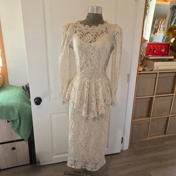 Cachet Dresses & Skirts - Vintage Silver White Cachet By Bari Protas Lace Wedding Peplum Dress, SIZE 7/8